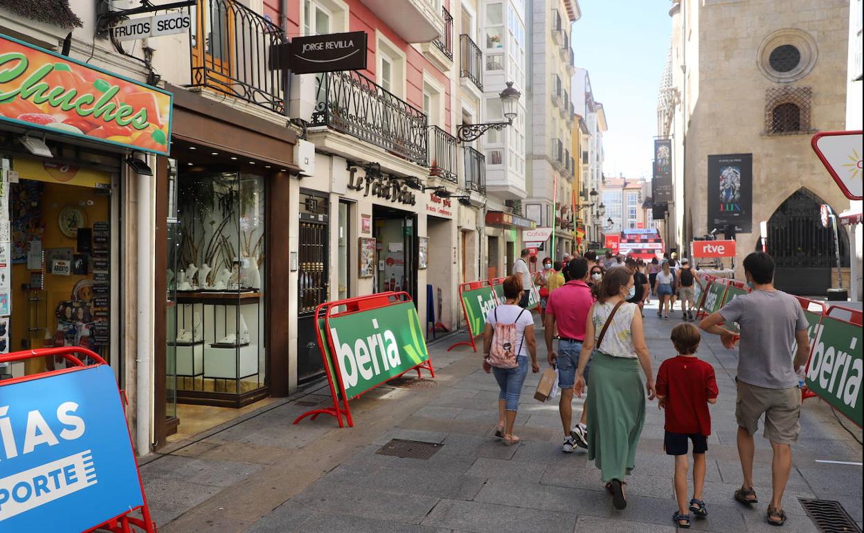 Imagen que mostraba este mañana la calle Paloma, con el escenario de la Vuelta al fondo.