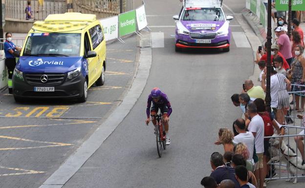 Pelayo Sánchez, del BH, encara el último kilómetro de la primera etapa de la Vuelta en Burgos.