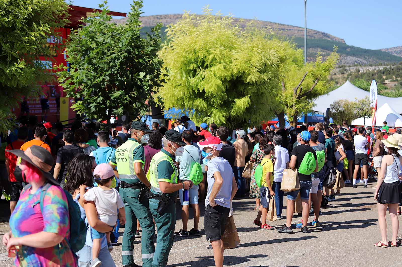 La localidad burgalesa disfruta con el inicio de una jornada marcada por la montaña.