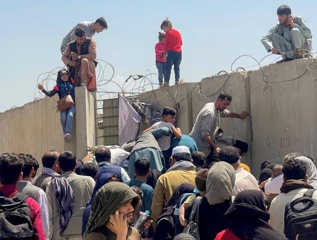 Los afganos se agolpan en el aeropuerto mientras esperan salir de Kabul 