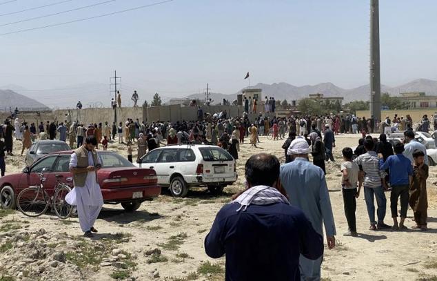 Los afganos se agolpan en el aeropuerto mientras esperan salir de Kabul 