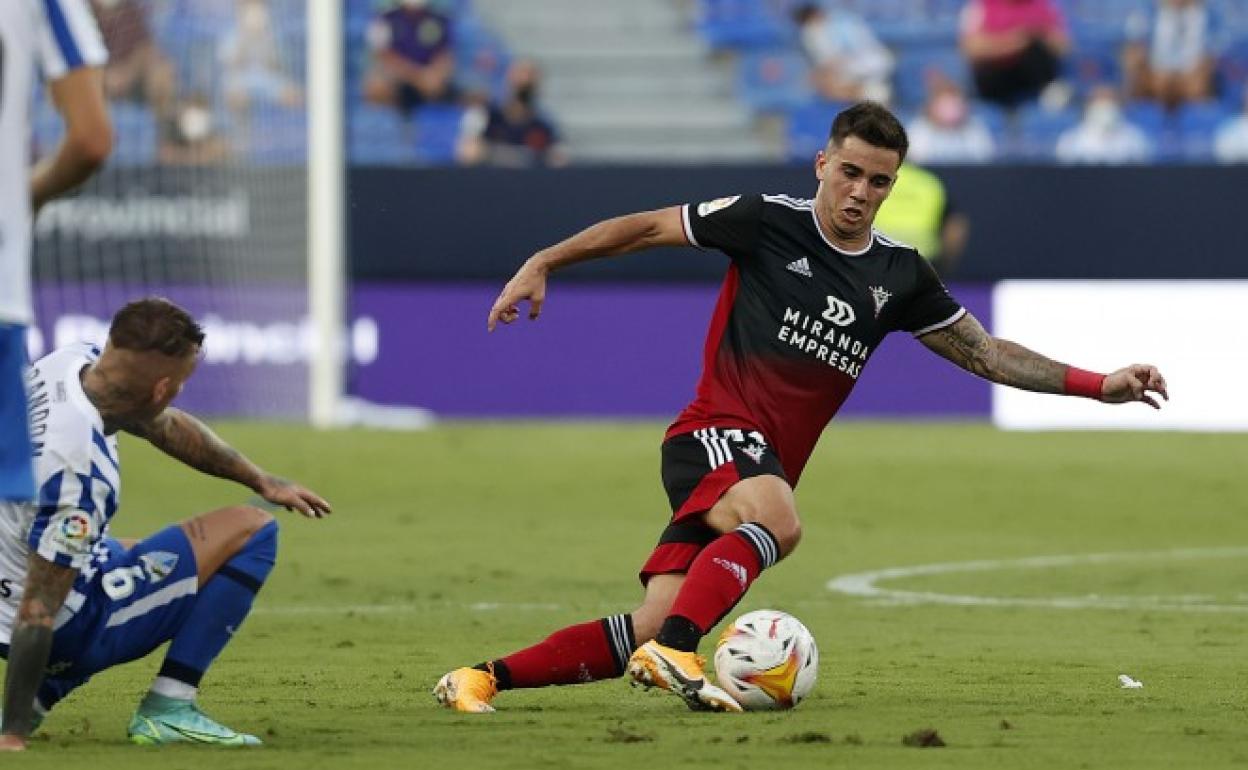 Una jugada del encuentro entre el Málaga y el Mirandés.