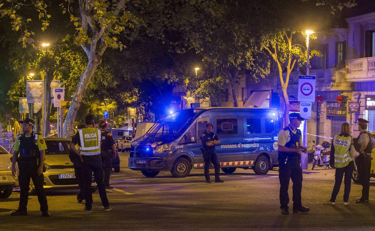 Efectivos de los Mossos d'Esquadra controlan las cercanías de la Sagrada familia de Barcelona.