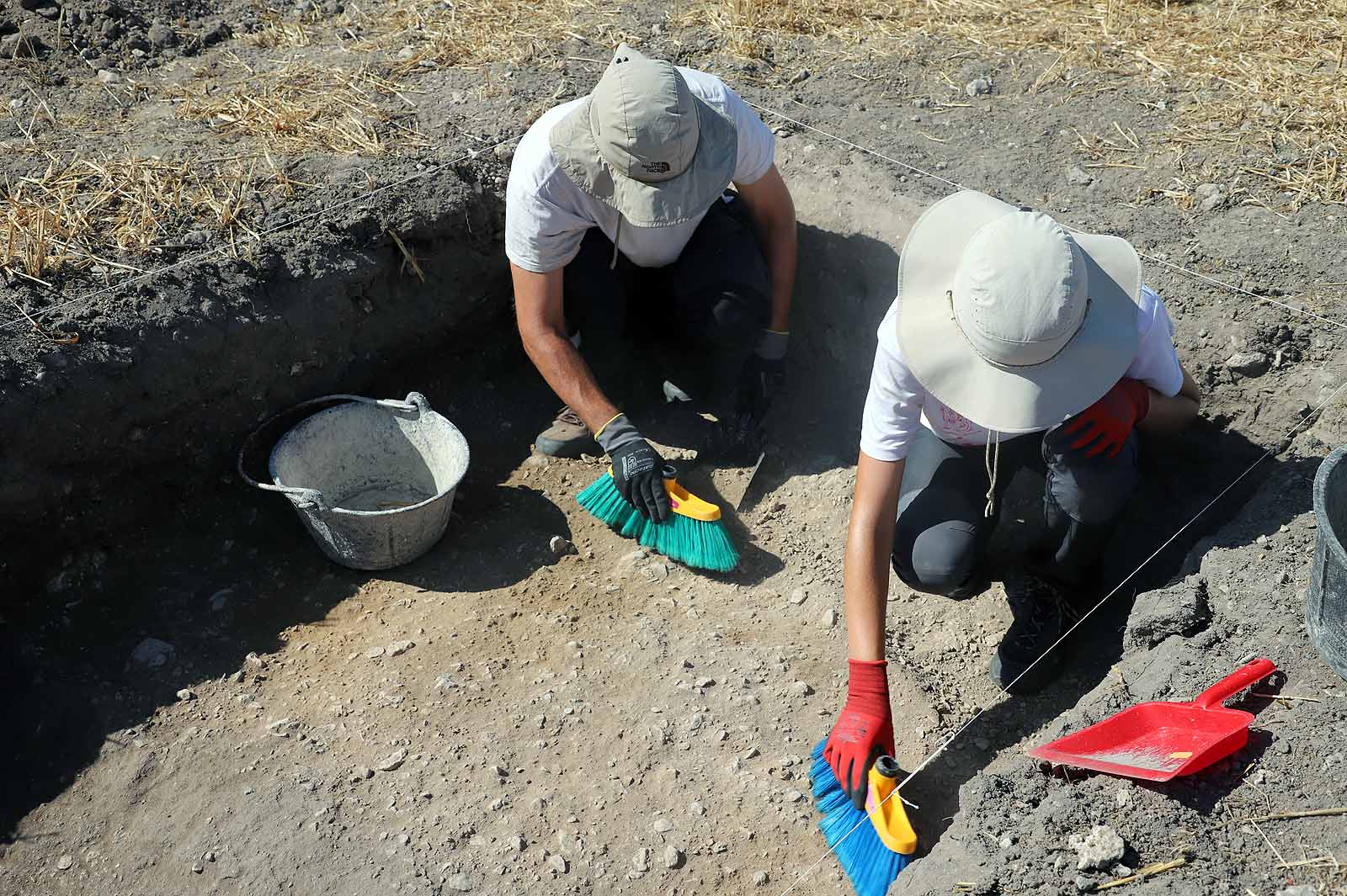 Un grupo de arqueólogos se traslada por quinto año para investigar un asedio romano.