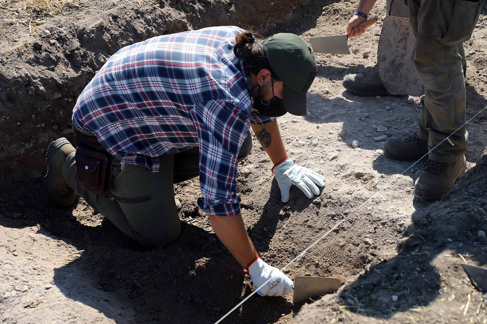 Un grupo de arqueólogos se traslada por quinto año para investigar un asedio romano.