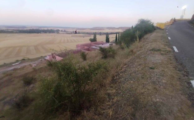Imagen, al fondo, del Centro de Recepción de Visitantes de Clunia. 
