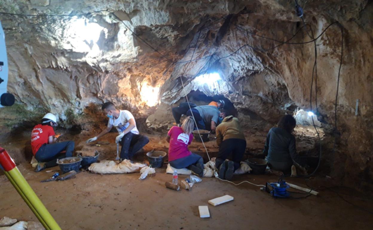 Excavación en el 'sector hornacina'. 