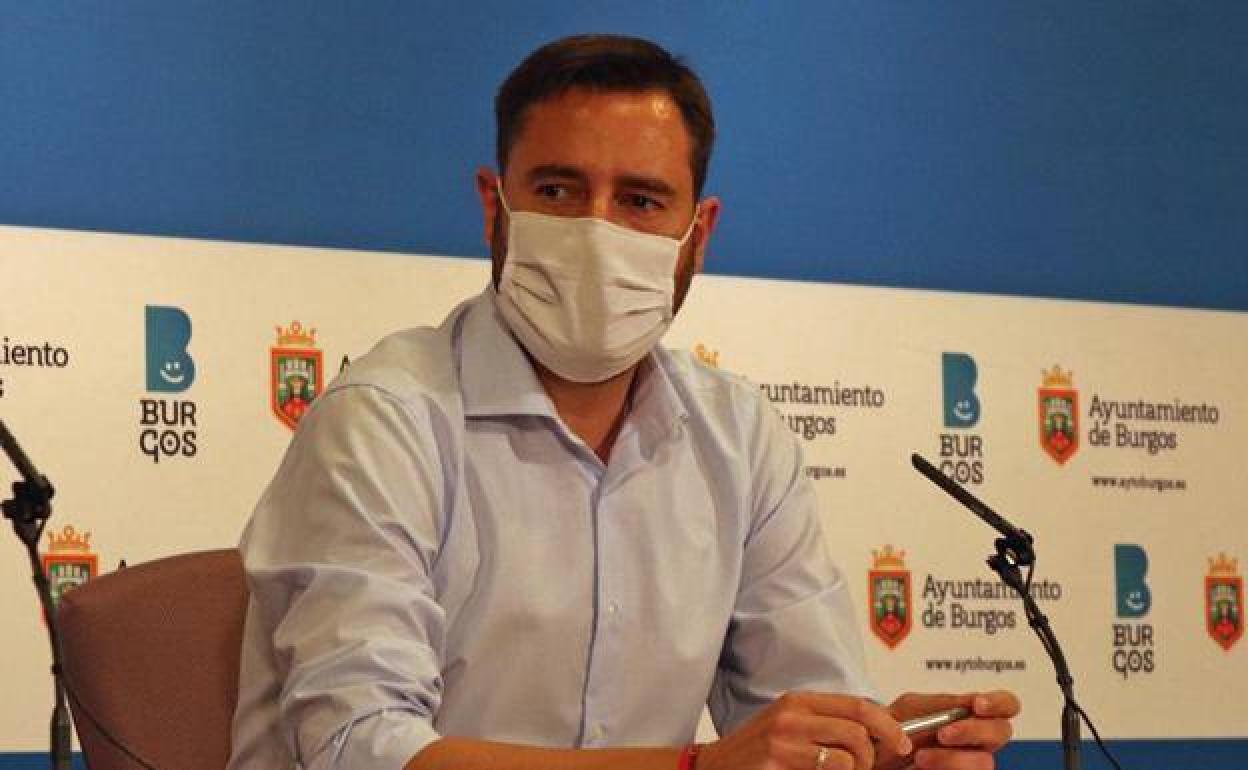 El alcalde de Burgos, Daniel de la Rosa, en rueda de prensa.