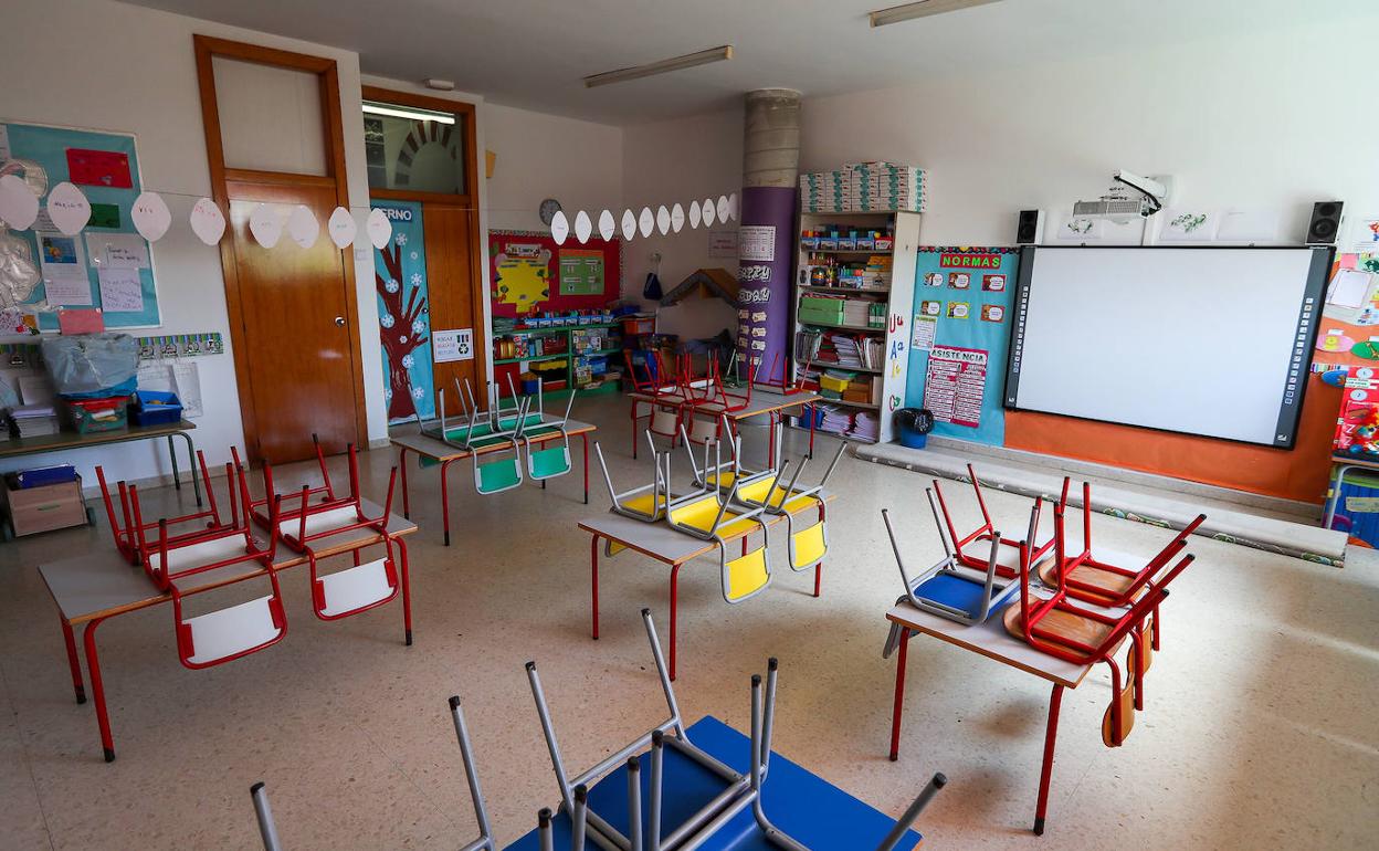 Aula preparada para mantener la distancia entre los alumnos.