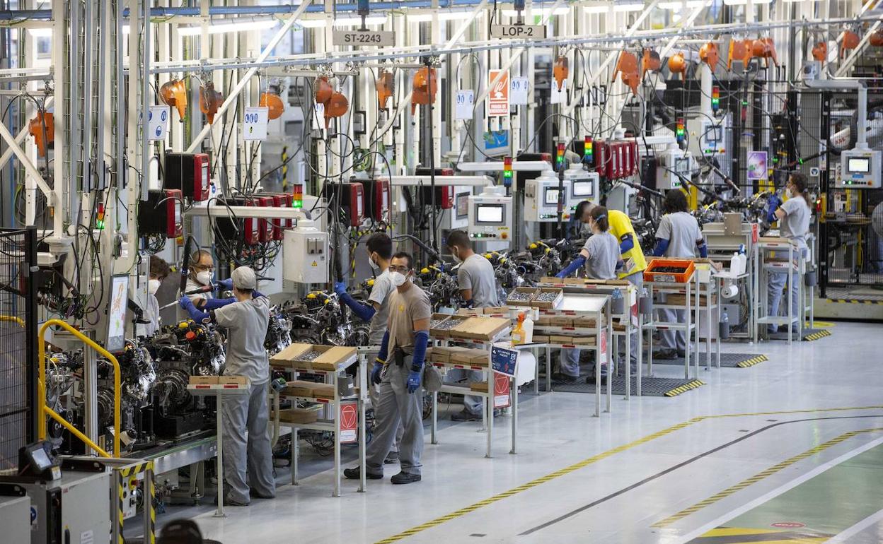 Trabajadores en la factoría de Motores de Renault en Valladolid.