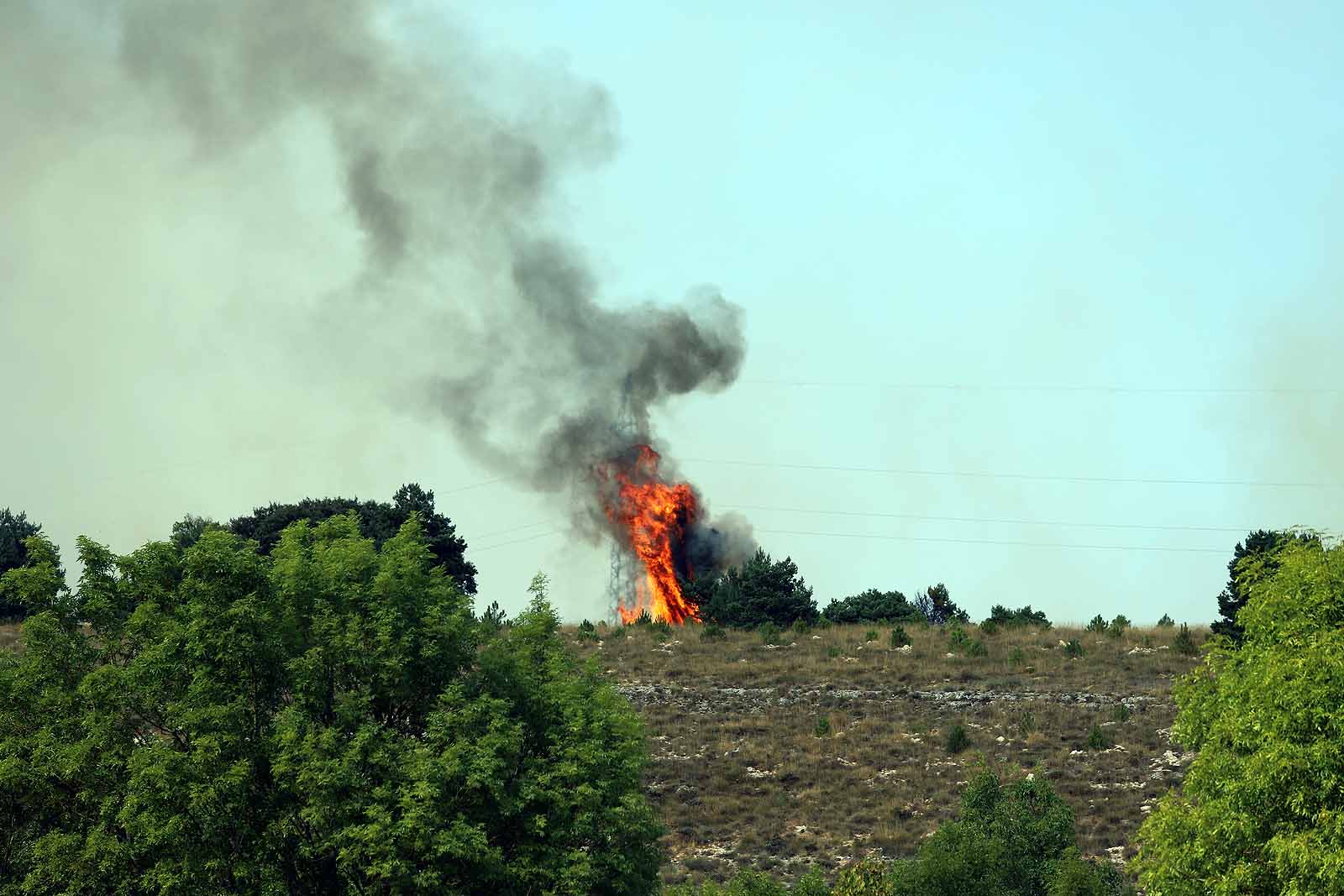 Un gran operativo trabaja desde primera hora de la tarde en incendio declarado en Masa.