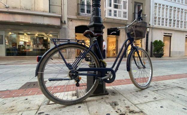 Bicicleta candada a una farola en la calle Moneda de Burgos.