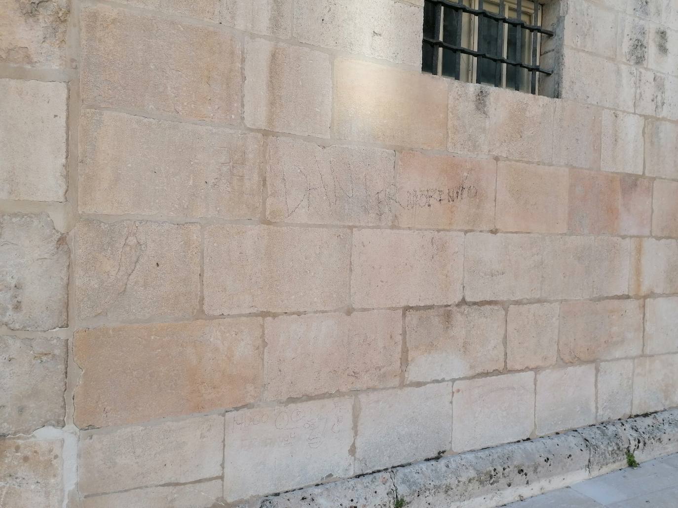 Fotos: Desperfectos y pintadas en la Catedral de Burgos