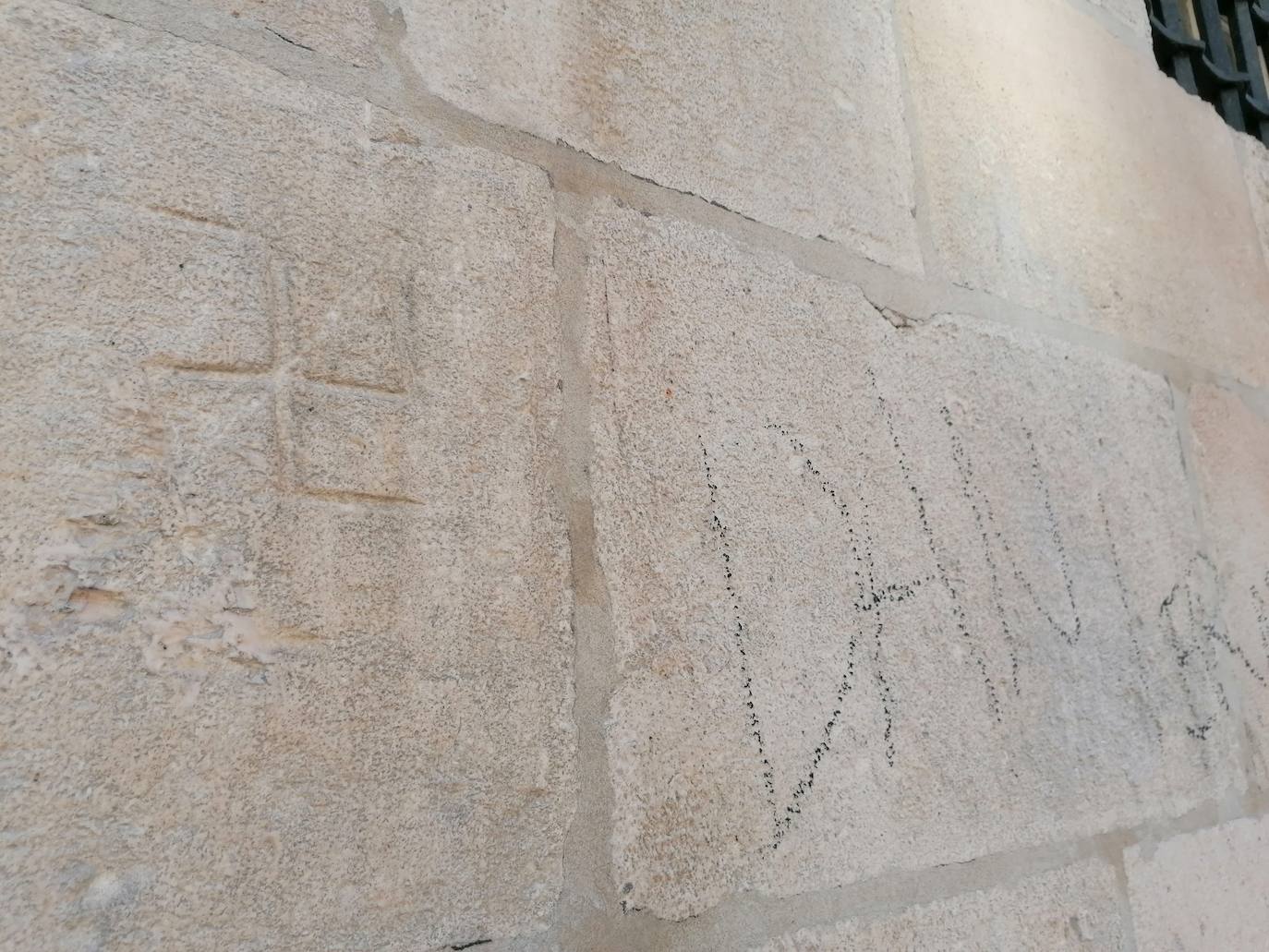 Fotos: Desperfectos y pintadas en la Catedral de Burgos