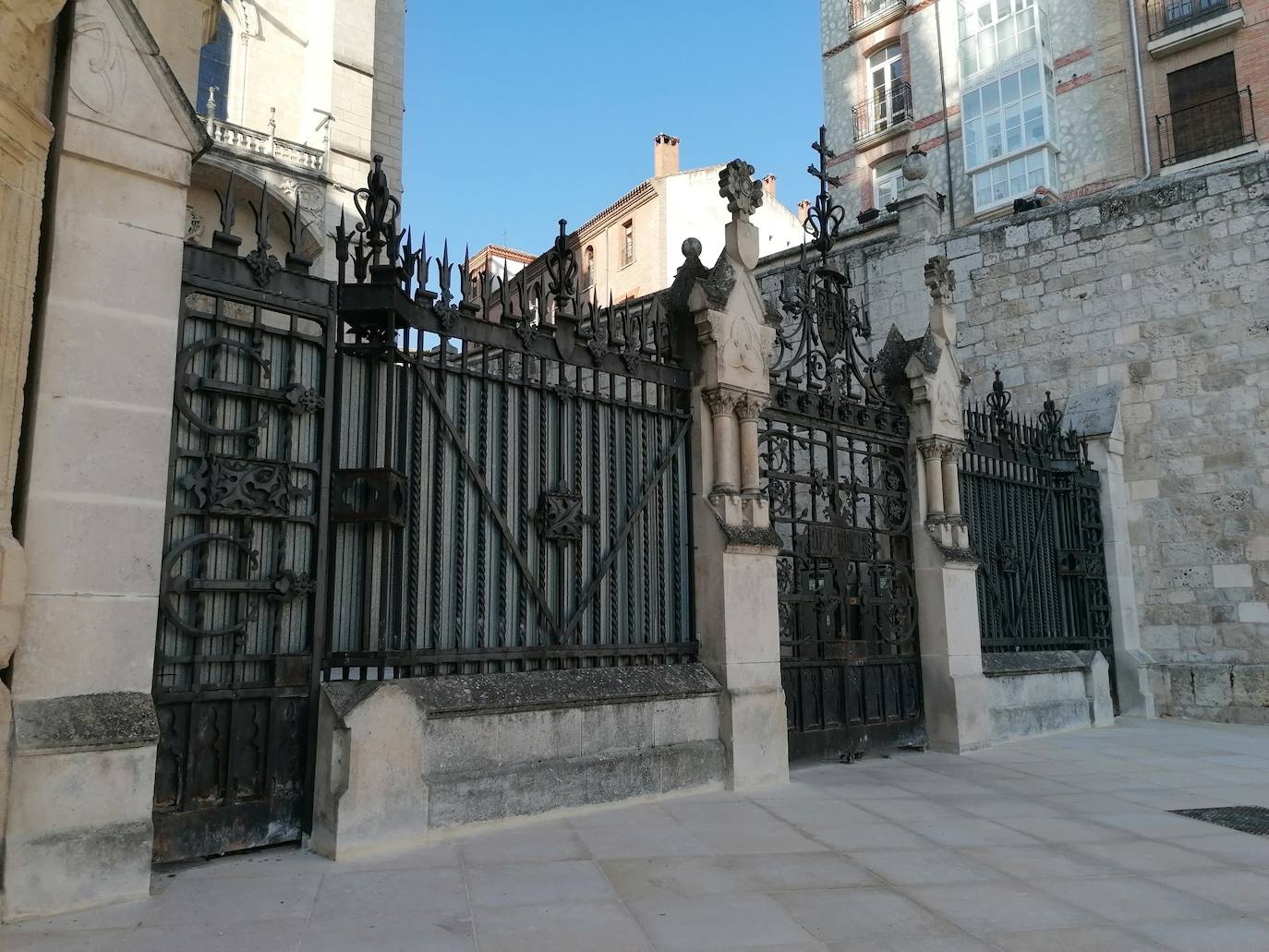 Fotos: Desperfectos y pintadas en la Catedral de Burgos