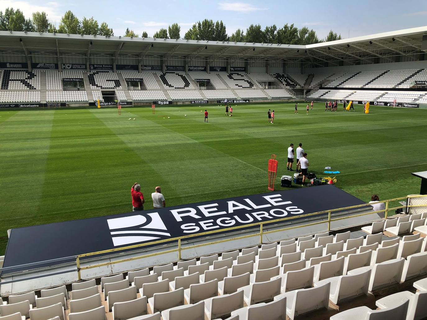 El club remodela el estadio para afrontar el reto del fútbol profesional.