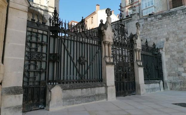 Denuncian pintadas, grabados en la piedra y grave deterioro de la verja de Pellejería de la Catedral de Burgos 