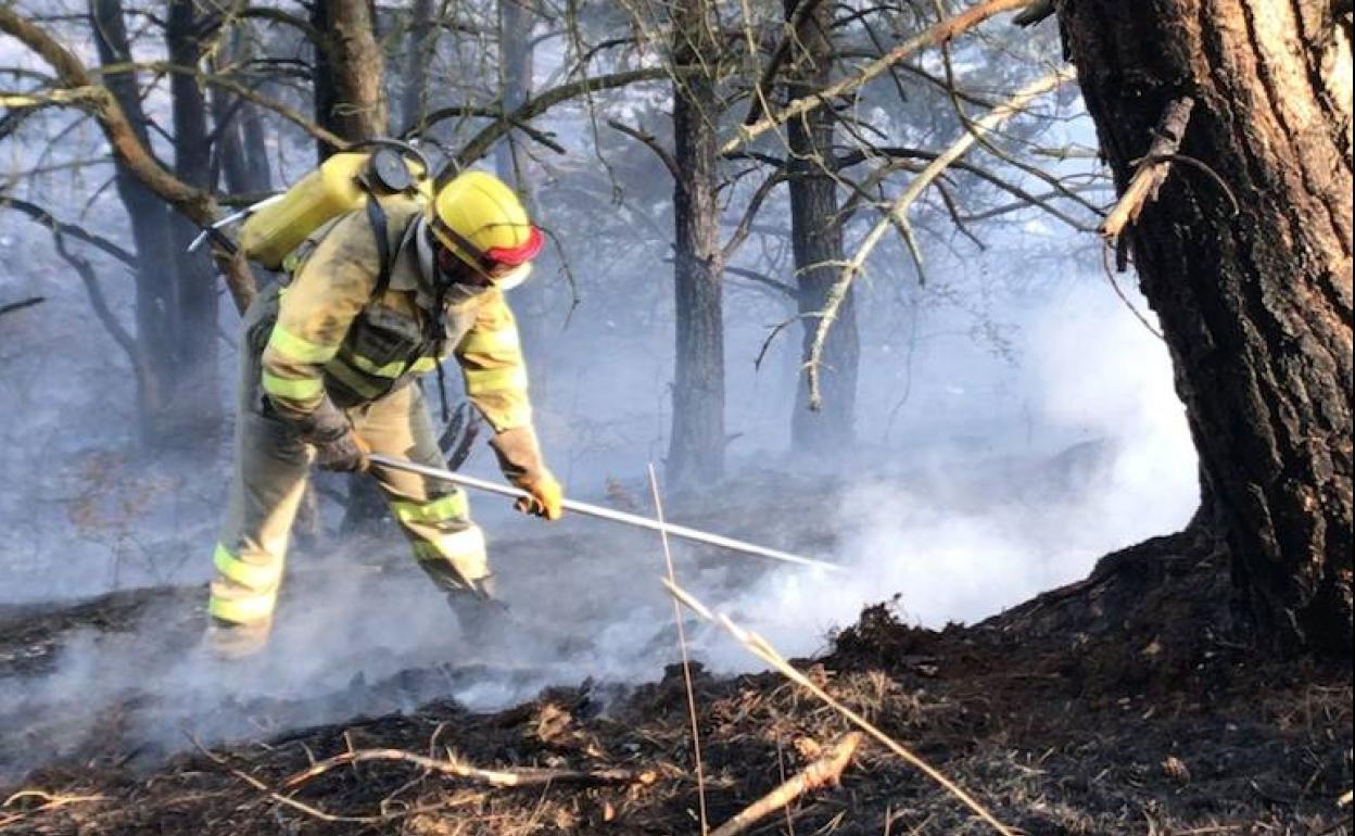 Los profesionales de extinción de incendios trabajando en el Páramo de Masa para extinguir las llamas.