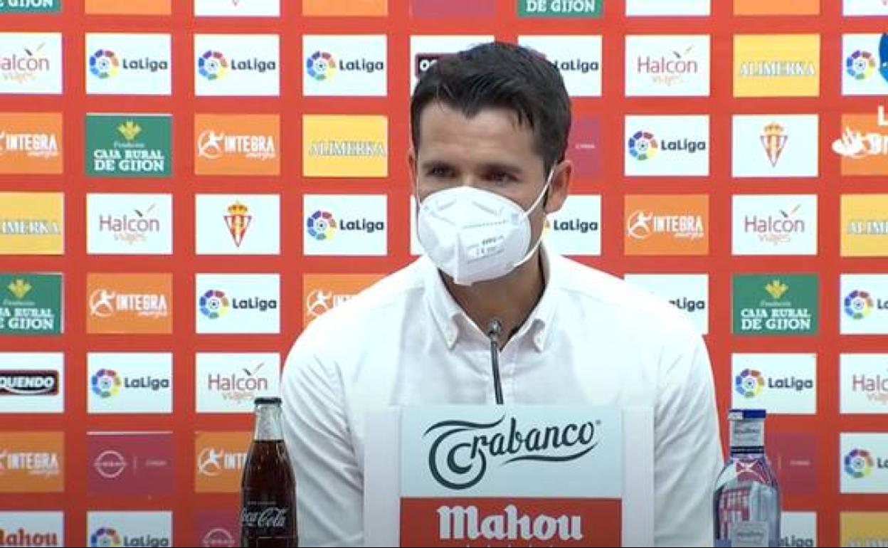 El técnico del Mirandés, Lolo Escobar, en rueda de prensa tras el partido frente al Sporting.