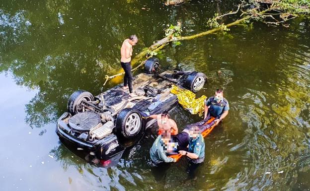 La Guardia Civil rescató en estado grave al conductor del turismo que se cayó al río Nela