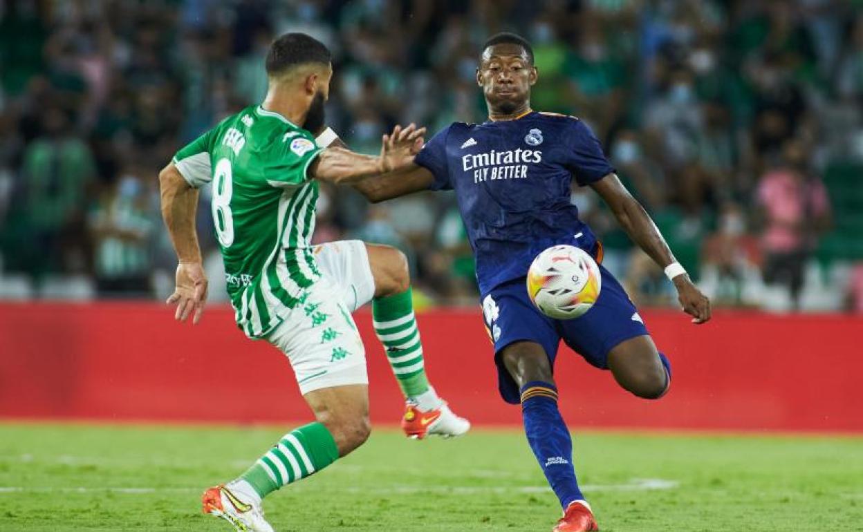 David Alaba trata de despejar un balón ante la presión de Fekir.