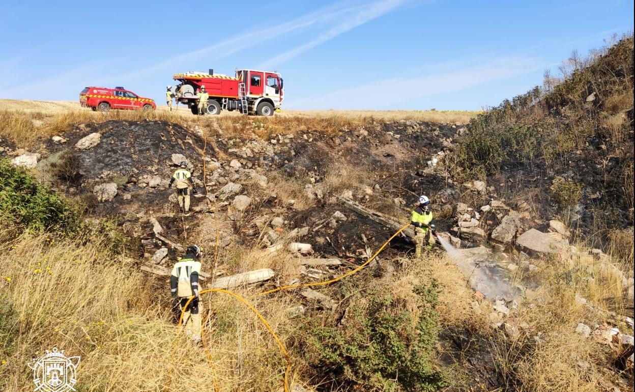 Los Bomberos de Burgos han apagado un fuego de rastrojos en el barrio de Cortes.