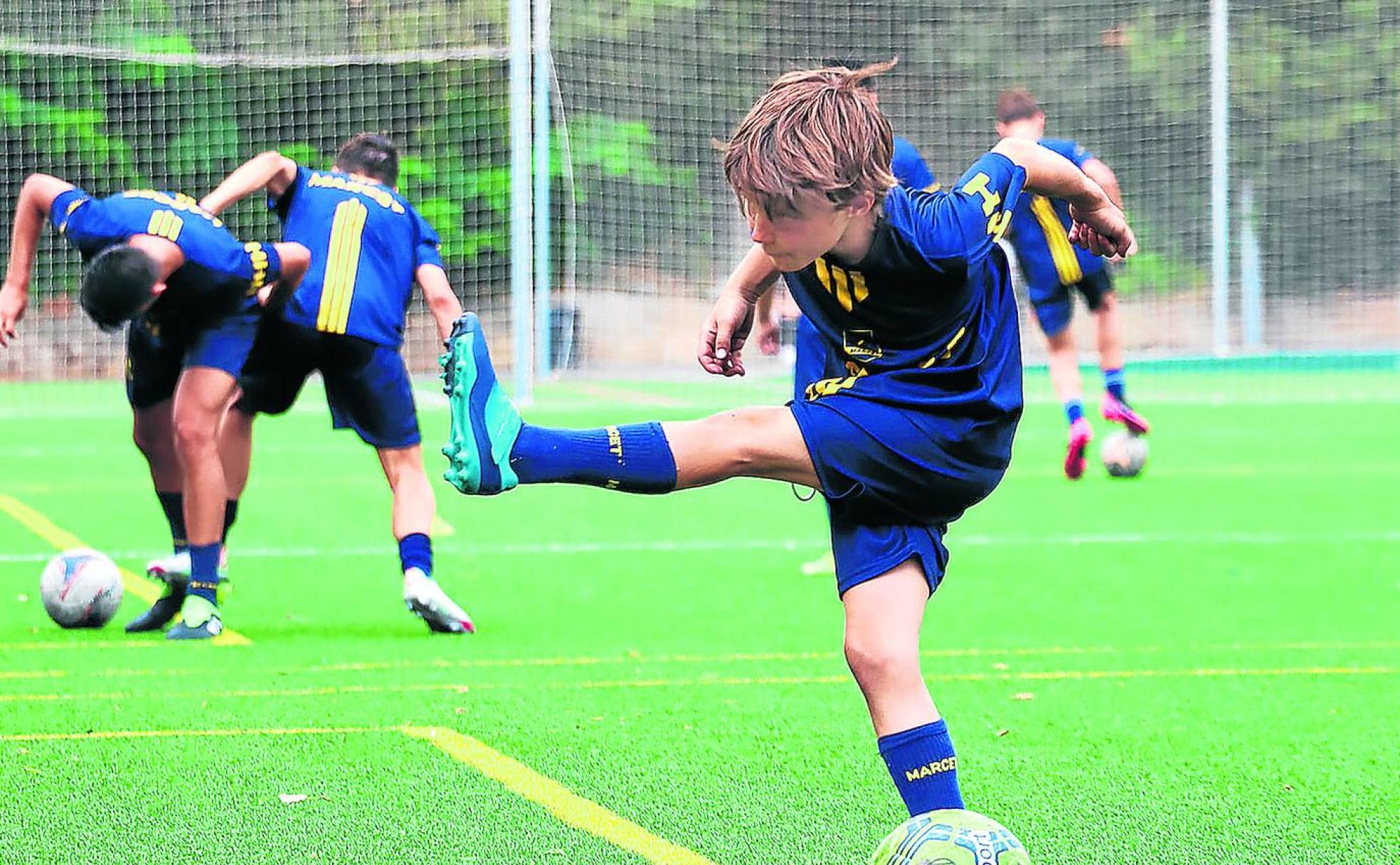 Un jugador practica durante una sesión de entrenamiento del centro de alta tecnificación académico-deportiva de la Fundación Marcet, en Barcelona.