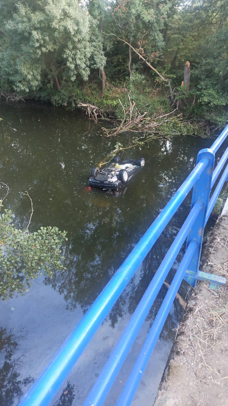 Fotos: Así ha sido el rescate del joven que cayó con su turismo al río Nela