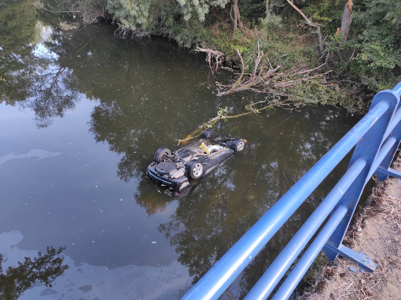 Fotos: Así ha sido el rescate del joven que cayó con su turismo al río Nela