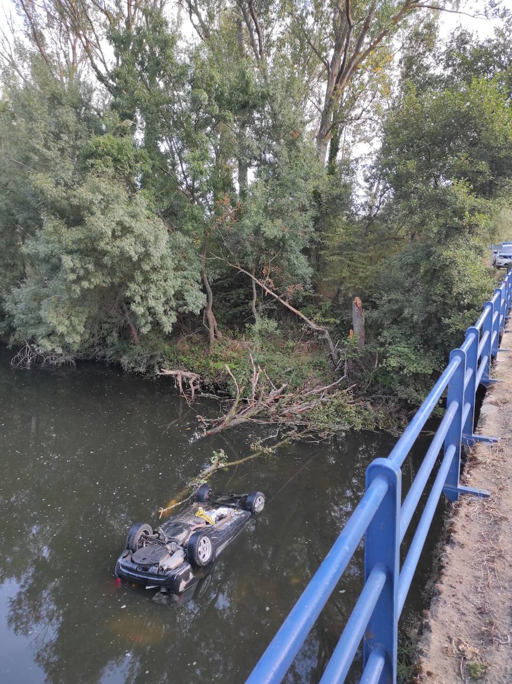 Fotos: Así ha sido el rescate del joven que cayó con su turismo al río Nela