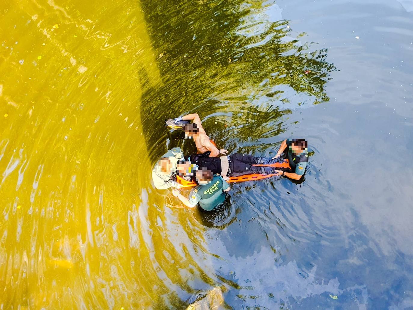 Fotos: Así ha sido el rescate del joven que cayó con su turismo al río Nela