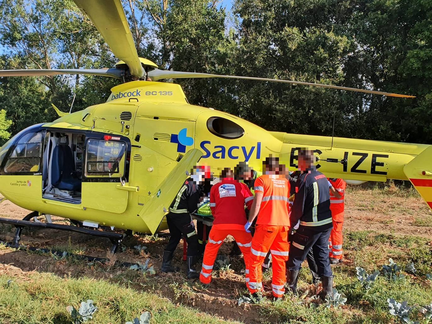 Fotos: Así ha sido el rescate del joven que cayó con su turismo al río Nela