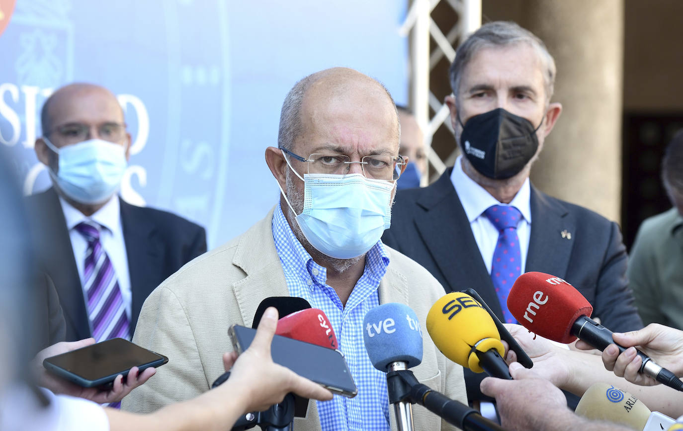 Francisco Igea, vicepresidente y portavoz del equipo de Gobierno de Castilla y León, atiende a los medios de comunicación en Burgos. 