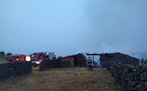 Los rayos causan tres incendios en Burgos, uno en una nave de Palacios de la Sierra