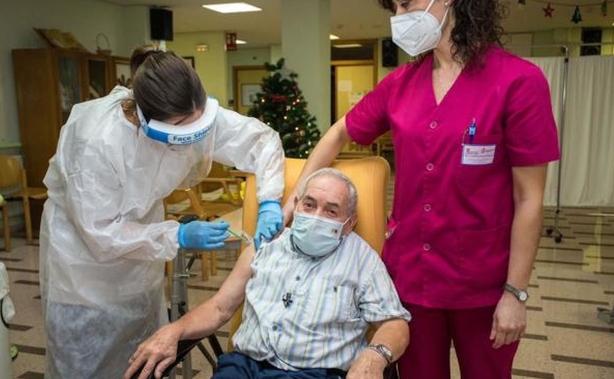 Roberto Núñez, primer residente de un centro de ancianos de Burgos en recibir la vacuna contra la covid-19. 