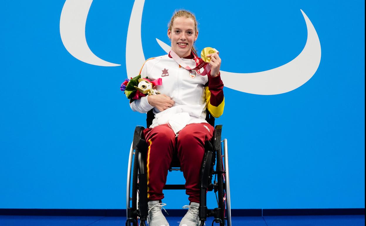 Marta Fernández luce orgullosa su medalla de oro, con la que ha cerrado su participación en los Juegos de Tokio.