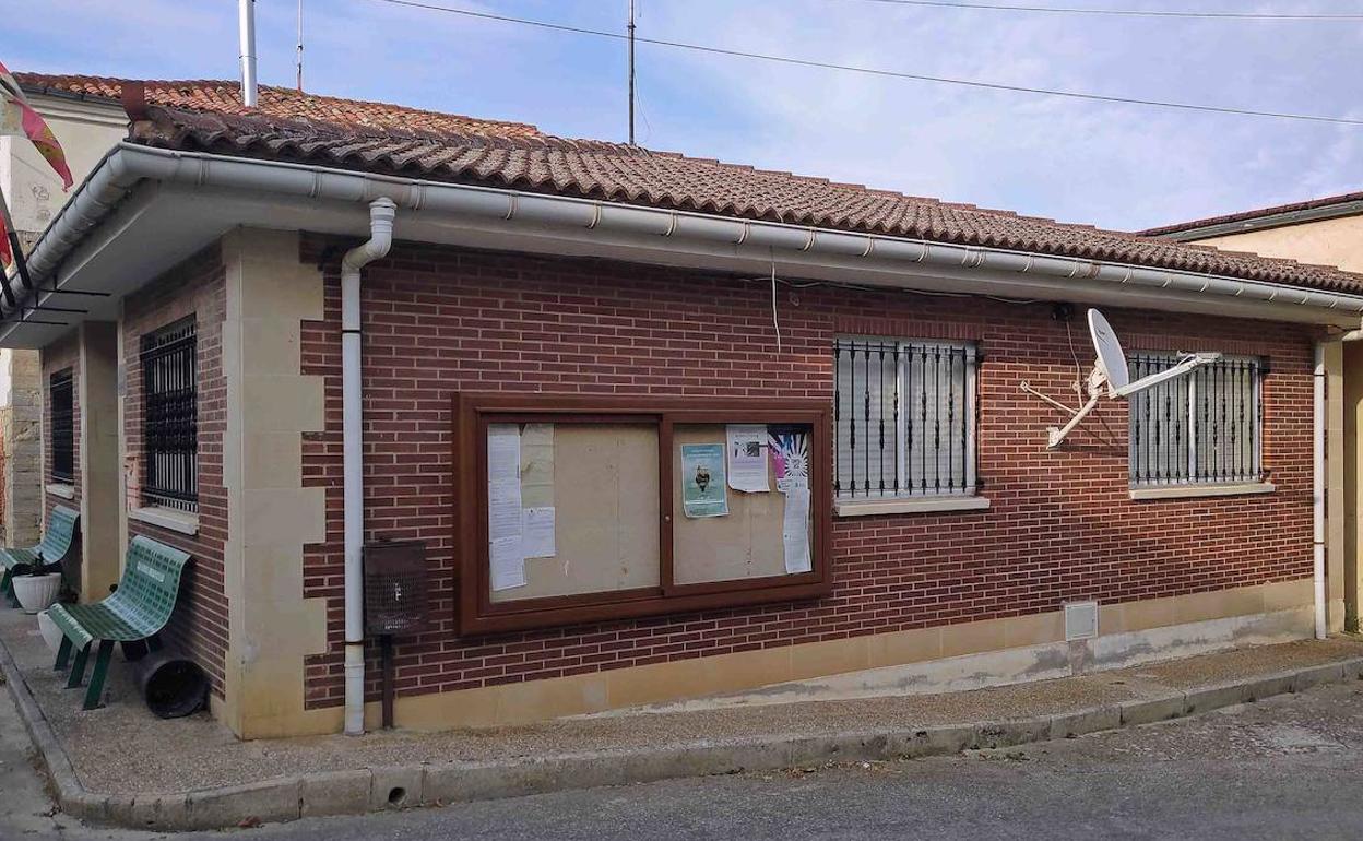 El edificio del Ayuntamiento de Bañuelos de Bureba, como otras casas, tiene que tener una antena satélite para poder conectarse a Internet.