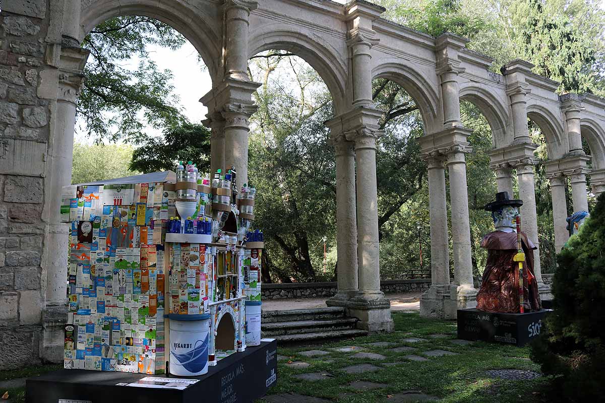 El parque de la Isla de Burgos acoge cinco esculturas realizadas con residuos de diversa naturaleza para concienciar sobre la reutilización de la basura. 