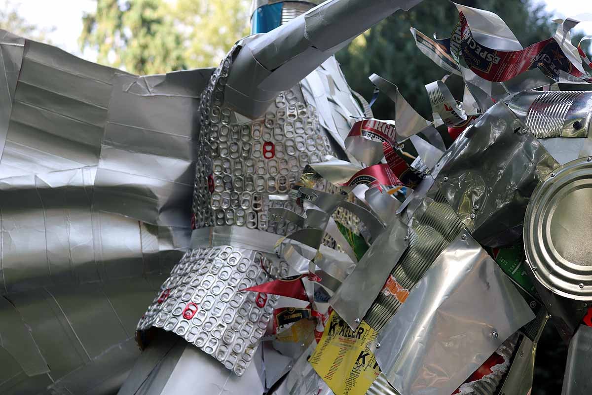 El parque de la Isla de Burgos acoge cinco esculturas realizadas con residuos de diversa naturaleza para concienciar sobre la reutilización de la basura. 