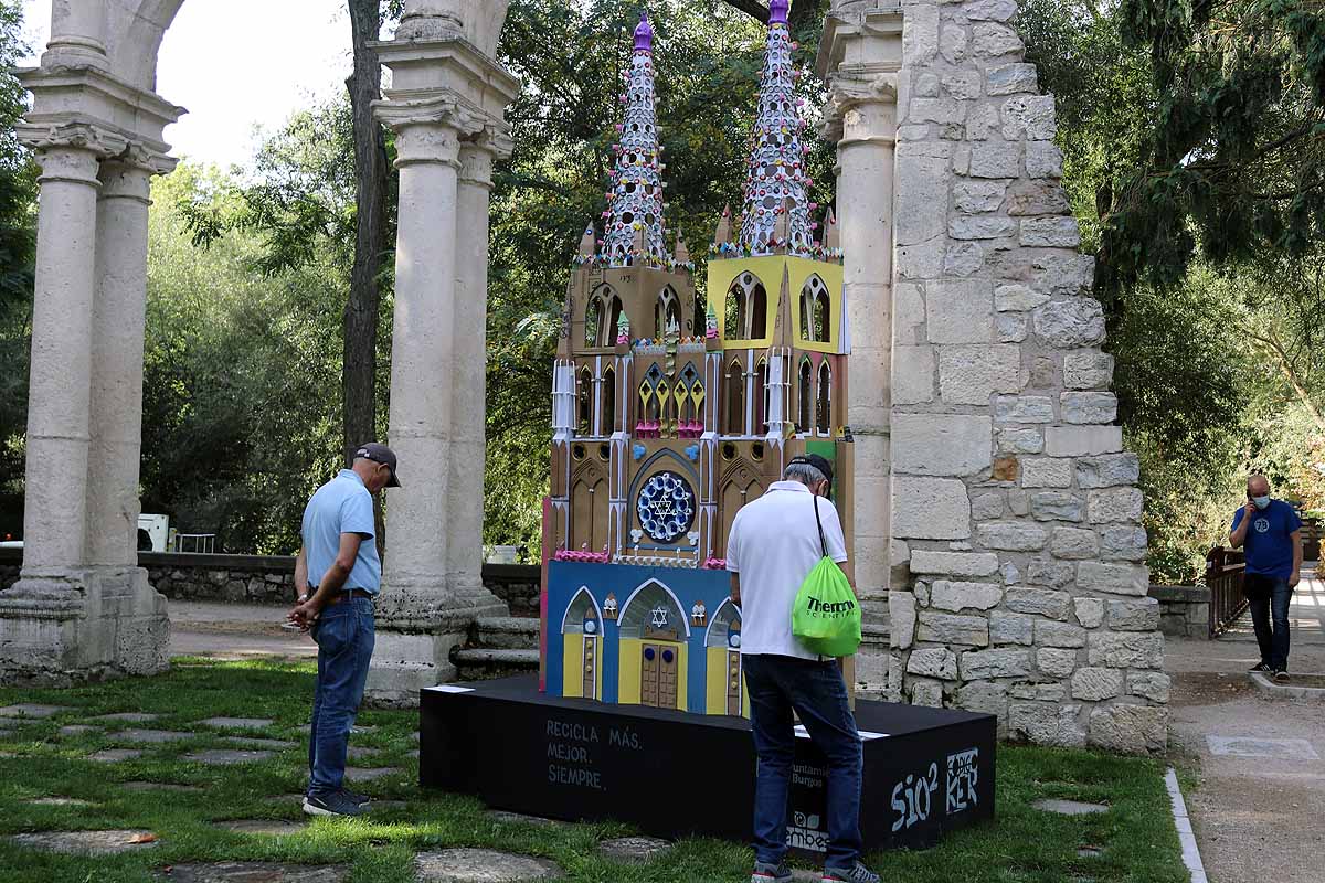 El parque de la Isla de Burgos acoge cinco esculturas realizadas con residuos de diversa naturaleza para concienciar sobre la reutilización de la basura. 