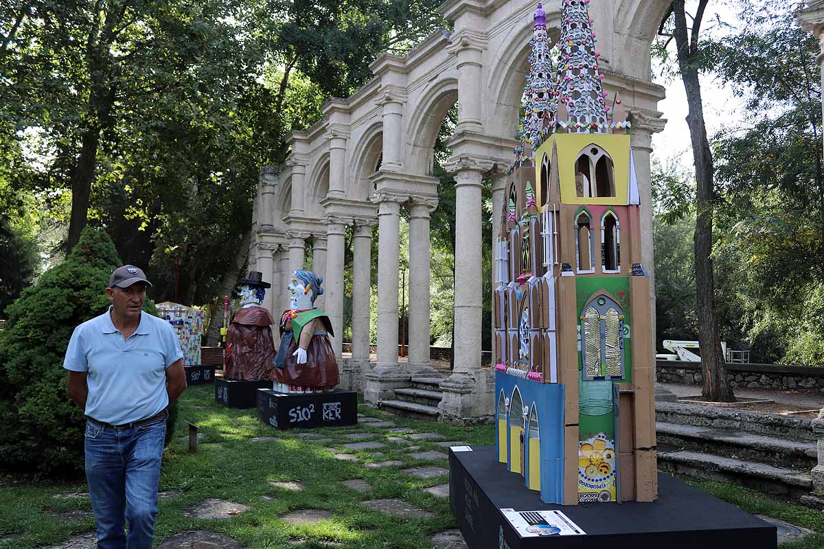 El parque de la Isla de Burgos acoge cinco esculturas realizadas con residuos de diversa naturaleza para concienciar sobre la reutilización de la basura. 