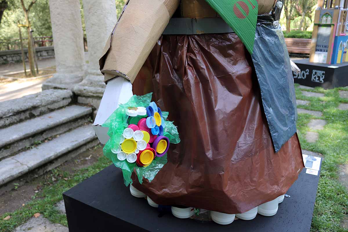 El parque de la Isla de Burgos acoge cinco esculturas realizadas con residuos de diversa naturaleza para concienciar sobre la reutilización de la basura. 