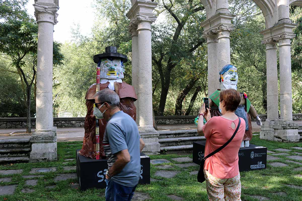 El parque de la Isla de Burgos acoge cinco esculturas realizadas con residuos de diversa naturaleza para concienciar sobre la reutilización de la basura. 