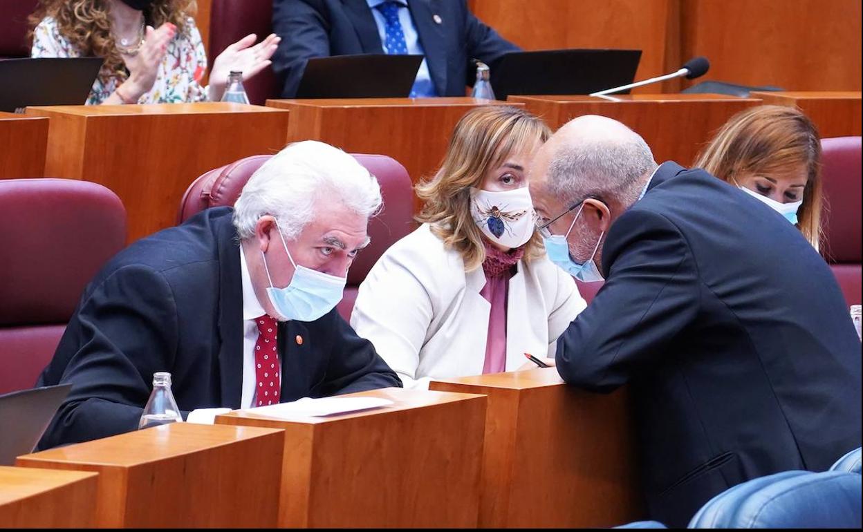 El vicepresidente de la Junta, Francisco Igea, charla con José Ignacio Delgado en el Pleno de las Cortes.