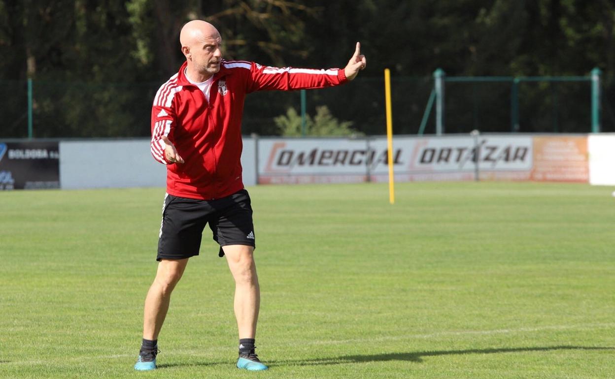 Julián Calero dirige un entrenamiento del Burgos.