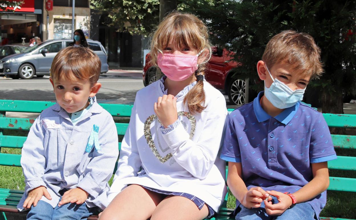 Gael, Inés y Pablo Alonso Presencio en su primer día de clase.