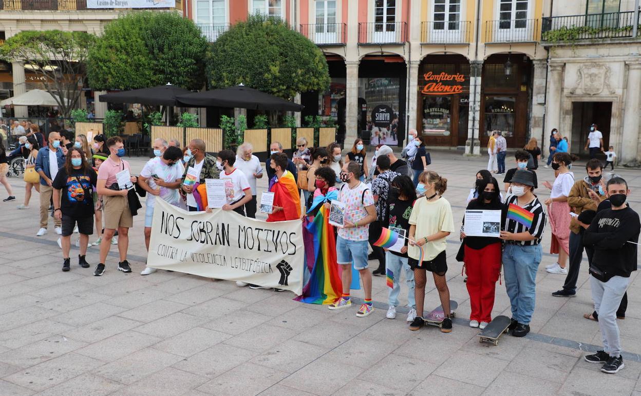 Decenas de personas, en la Plaza Mayor, ese manifiestan en contra de la agresiones homófobas.