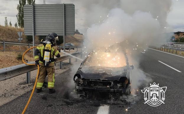 Arde un coche en la A-1, en el término de Villalmanzo