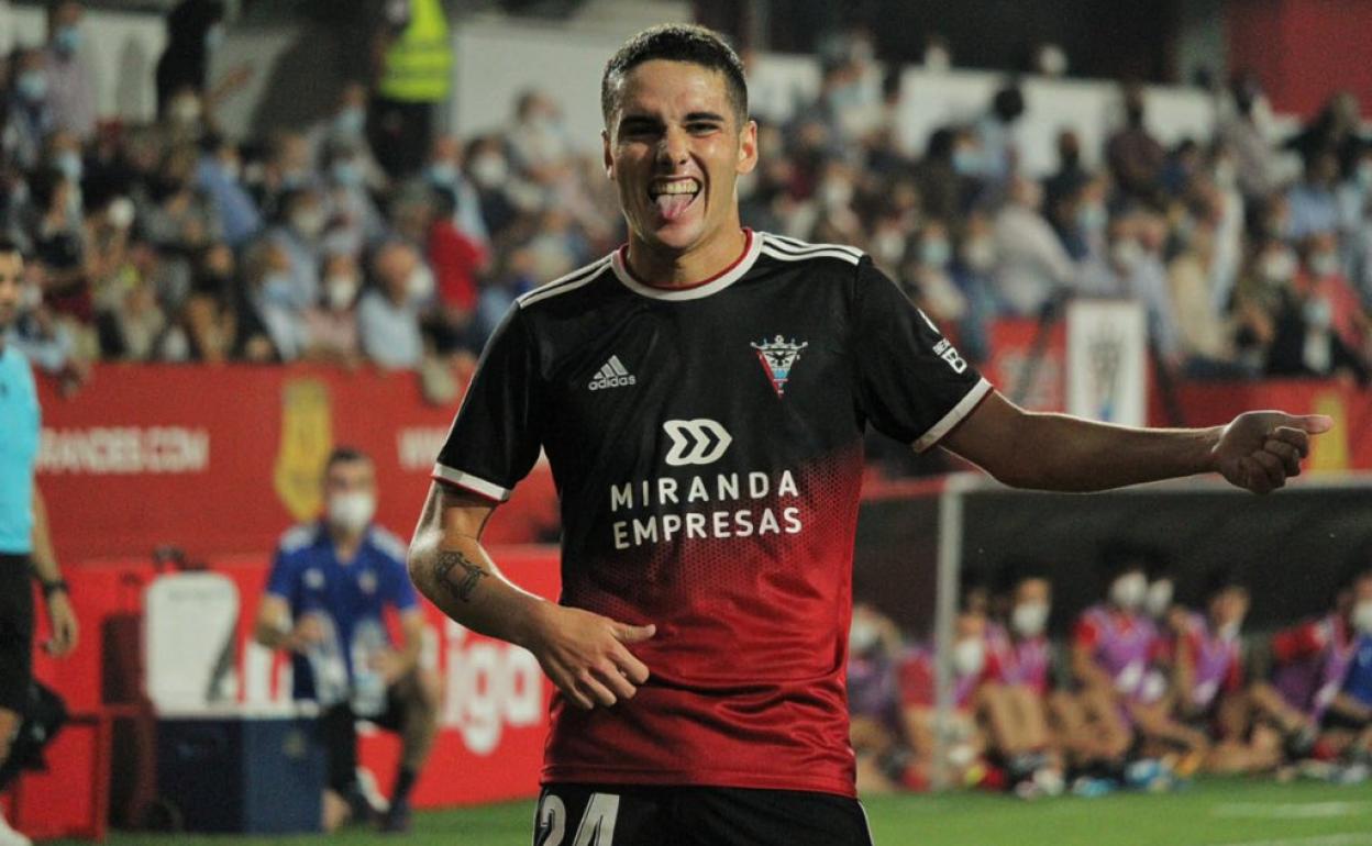 Camello celebra el gol que ponía por delante al Mirandés.