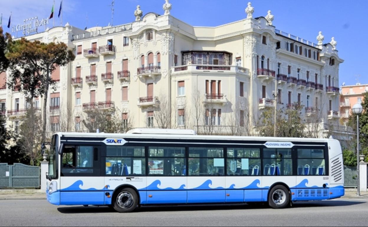 Uno dc los autobuses públicos de la ciudad italiana de Rimini.